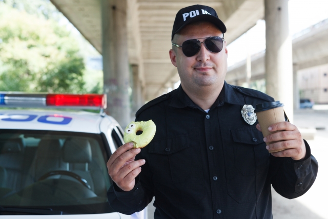なぜ、アメリカの警官はドーナツを食べるのか？